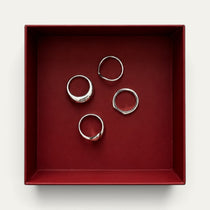 Anillo Lealtad de plata esterlina .925 de PEONIA sobre modelo