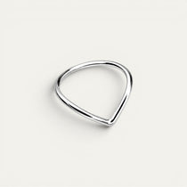 Anillo Lealtad de plata esterlina .925 de PEONIA sobre modelo