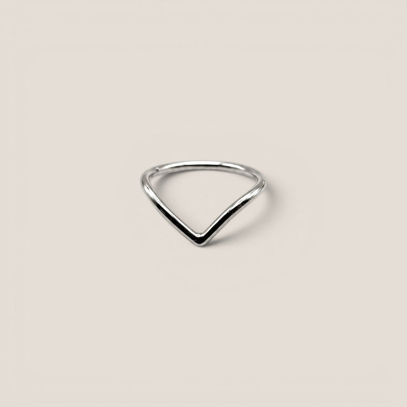 Anillo Lealtad de plata esterlina .925 de PEONIA sobre modelo