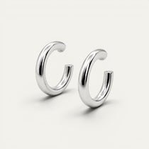 Arracadas Libertad de plata esterlina .925 de PEONIA sobre modelo
