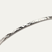 Brazalete Origen de plata .925 de PEONIA, detalle macro del acabado artesanal