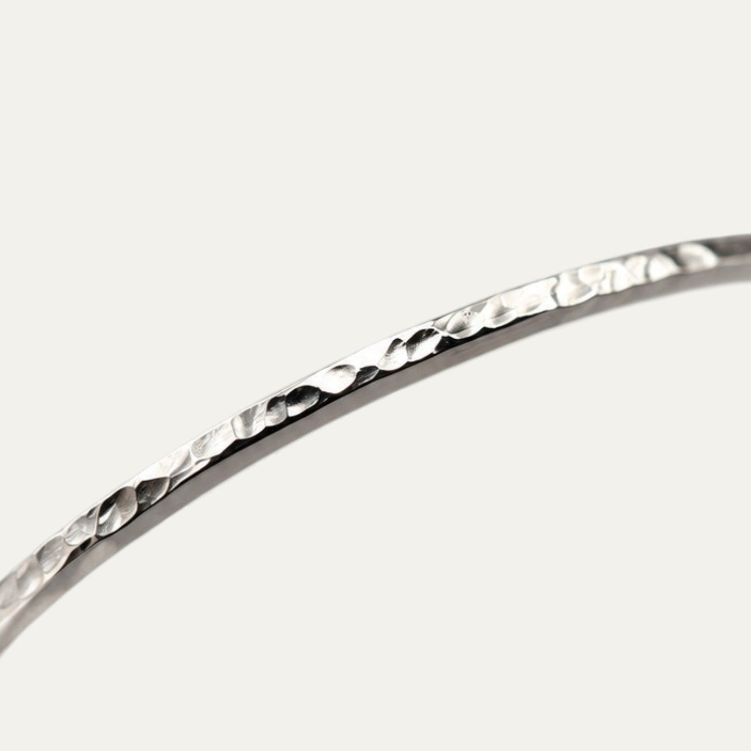 Brazalete Origen de plata .925 de PEONIA, detalle macro del acabado artesanal