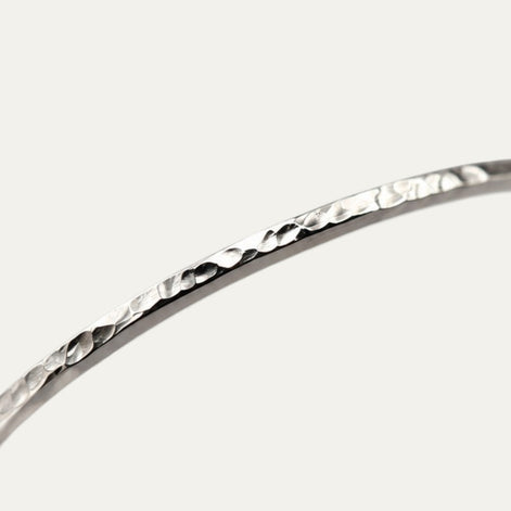Brazalete Origen de plata .925 de PEONIA, detalle macro del acabado artesanal